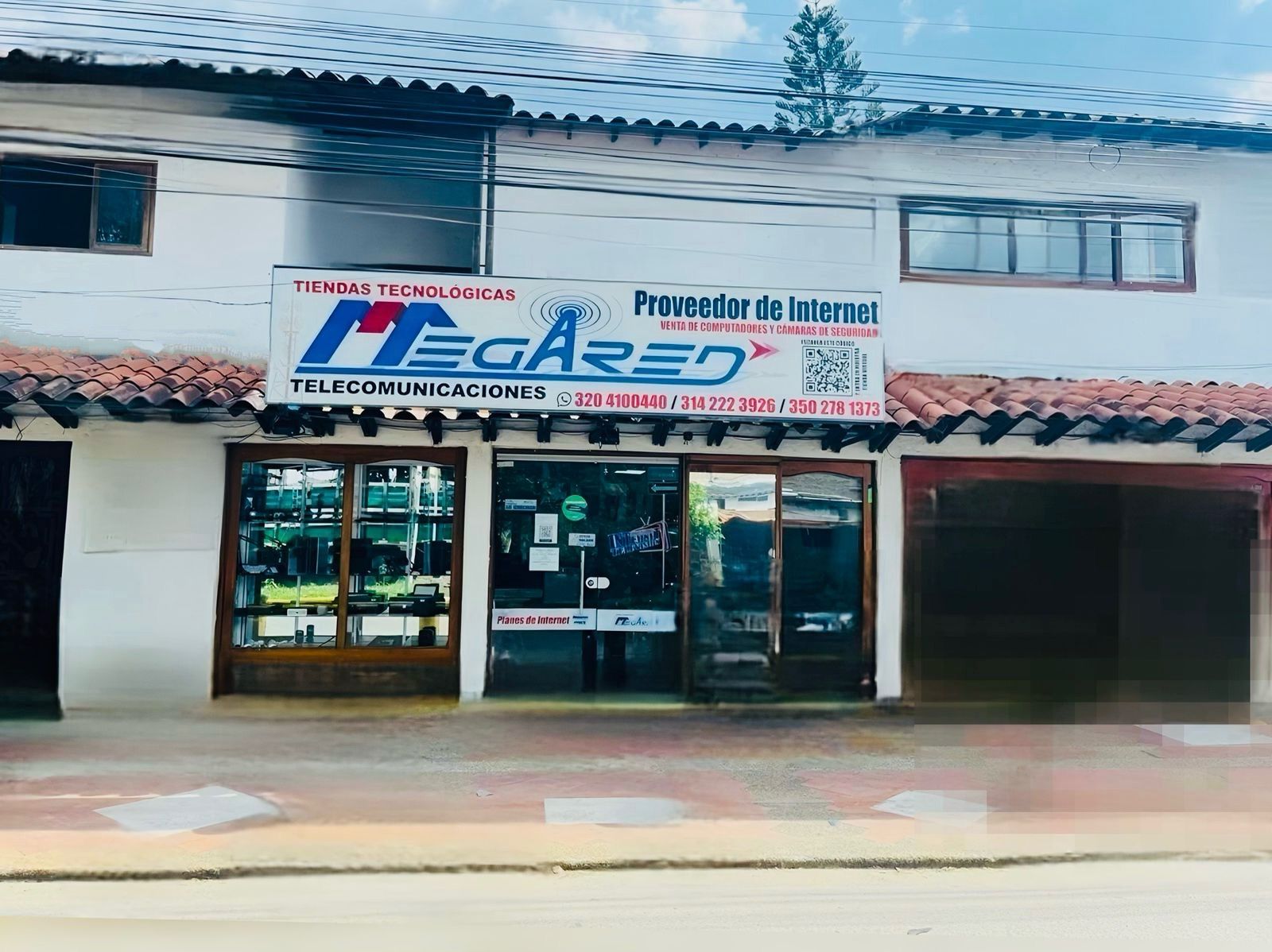 Fachada de la sede de MEGARED en Granada, Meta